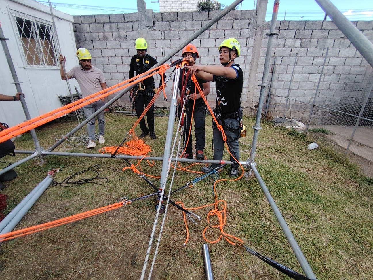 1. Entrenamiento en Rescate Técnico y Emergencias